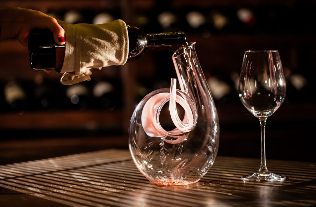 Decanter là gì? Tại sao phải sử dụng decanter đựng rượu?